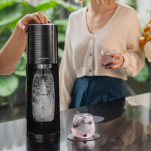 Cargar imagen en el visor de la galería, Maquina de hacer Soda Sodastream Terra Black + Cilindro y Botella
